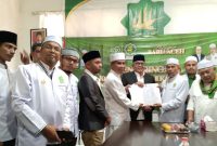 Ketua Umum PAS Aceh Tgk H.Bulqaini Tanjongan dan Paslon Gubernur Aceh dan Wakil Gubernur Aceh Bustami -Tu Sop memperlihatkan surat usungan dalam sebuah pertemuan di kantor MPP PAS Aceh Kamis (29/8/2024).
Foto : BANDAPOS
