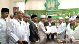 Ketua Umum PAS Aceh Tgk H.Bulqaini Tanjongan dan Paslon Gubernur Aceh dan Wakil Gubernur Aceh Bustami -Tu Sop memperlihatkan surat usungan dalam sebuah pertemuan di kantor MPP PAS Aceh Kamis (29/8/2024).
Foto : BANDAPOS
