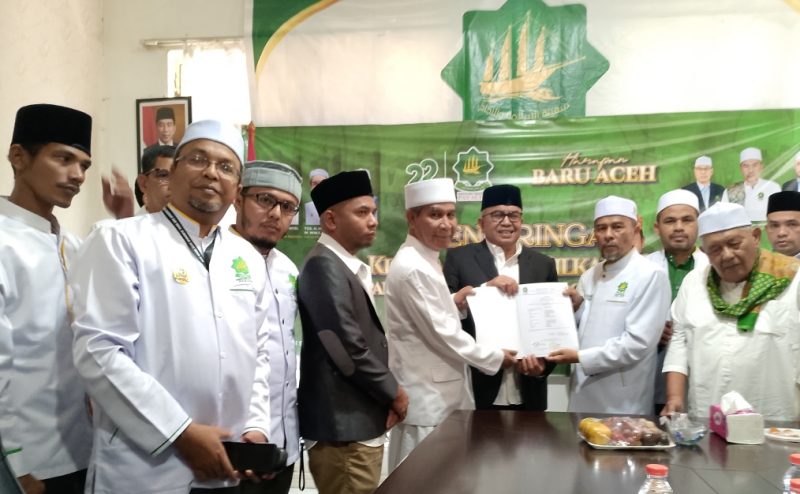 Ketua Umum PAS Aceh Tgk H.Bulqaini Tanjongan dan Paslon Gubernur Aceh dan Wakil Gubernur Aceh Bustami -Tu Sop memperlihatkan surat usungan dalam sebuah pertemuan di kantor MPP PAS Aceh Kamis (29/8/2024).
Foto : BANDAPOS