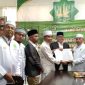 Ketua Umum PAS Aceh Tgk H.Bulqaini Tanjongan dan Paslon Gubernur Aceh dan Wakil Gubernur Aceh Bustami -Tu Sop memperlihatkan surat usungan dalam sebuah pertemuan di kantor MPP PAS Aceh Kamis (29/8/2024).
Foto : BANDAPOS
