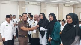 Tim Penyuluhan dan Penerangan Hukum Kejaksaan Tinggi (Kejati) Aceh memberikan Sosialisasi Pencegahan tentang Tindak Pidana Korupsi (Tipikor), terhadap pengelolaan dan penggunaan Dana Operasional Sekolah (BOS) sesuai peraturan dan perundang-undangan Senin (19/08/2024) di Aula Kanwil Kemenag Aceh maupun melalui Zoom. (Foto: Ist).
