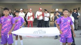Pembukaan cabang olahraga sepakbola PON XXI Aceh-Sumut di Stadion H.Dimurthala, Lampineung, Banda Aceh oleh Pj Gubernur Aceh, Safrizal ZA, Minggu (1/9/2024). mempertemukan Papua Barat vs Sulawesi Tengah. (Foto Humas Pemerintah Aceh)