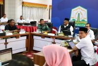 Penjabat Gubernur Aceh, Dr. H. Safrizal ZA, M.Si, didampingi Plh Sekretaris Daerah Aceh, Azwardi AP, M.Si, dan pihak terkait lainnya, mengikuti Rapat Koordinasi Persiapan Kunjungan Kerja Presiden RI ke Aceh, di Restoran Pendopo Gubernur Aceh, Selasa, (3/9/2024)