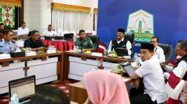 Penjabat Gubernur Aceh, Dr. H. Safrizal ZA, M.Si, didampingi Plh Sekretaris Daerah Aceh, Azwardi AP, M.Si, dan pihak terkait lainnya, mengikuti Rapat Koordinasi Persiapan Kunjungan Kerja Presiden RI ke Aceh, di Restoran Pendopo Gubernur Aceh, Selasa, (3/9/2024)