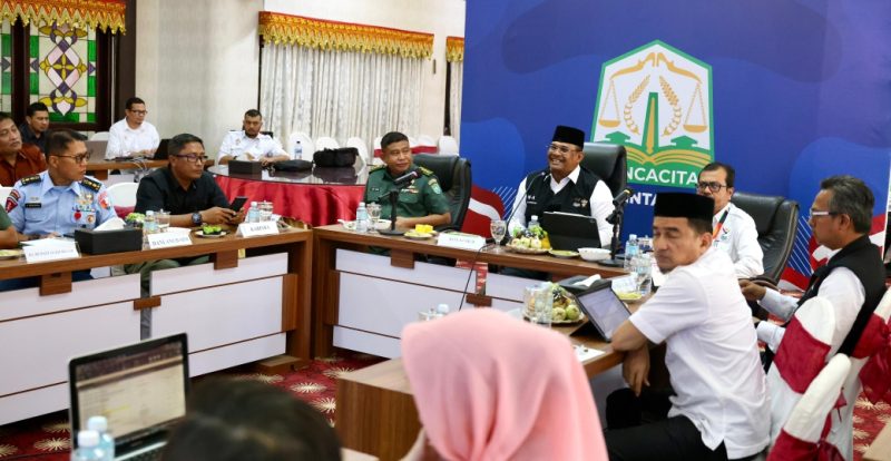 Penjabat Gubernur Aceh, Dr. H. Safrizal ZA, M.Si, didampingi Plh Sekretaris Daerah Aceh, Azwardi AP, M.Si, dan pihak terkait lainnya, mengikuti Rapat Koordinasi Persiapan Kunjungan Kerja Presiden RI ke Aceh, di Restoran Pendopo Gubernur Aceh, Selasa, (3/9/2024)