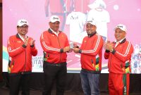 Pj Gubernur Aceh, Safrizal ZA bersama pejabat di jajarannya termasuk Ketua KONI Aceh, PB PON, pejabat Bank Aceh foto bersama usai peresmian peluncuran jersey atlet PON Aceh di Hermes Palace Hotel, Banda Aceh, Rabu, 4 September 2024. (Foto Humas Bank Aceh)