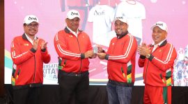 Pj Gubernur Aceh, Safrizal ZA bersama pejabat di jajarannya termasuk Ketua KONI Aceh, PB PON, pejabat Bank Aceh foto bersama usai peresmian peluncuran jersey atlet PON Aceh di Hermes Palace Hotel, Banda Aceh, Rabu, 4 September 2024. (Foto Humas Bank Aceh)