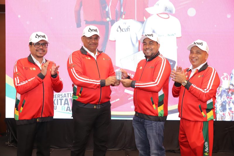 Pj Gubernur Aceh, Safrizal ZA bersama pejabat di jajarannya termasuk Ketua KONI Aceh, PB PON, pejabat Bank Aceh foto bersama usai peresmian peluncuran jersey atlet PON Aceh di Hermes Palace Hotel, Banda Aceh, Rabu, 4 September 2024. (Foto Humas Bank Aceh)