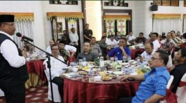 Pj Gubernur Aceh Dr.H. Safrizal ZA, M.Si saat memberikan sambutan di hadapan pimpinan perhimpunan asosiasi pers, pimpinan perusahaan pers, pimpinan media, dan pejabat di jajarannya pada acara coffee moring dengan wartawan di Pendopo Gubernur Aceh, Kamis, 5 September 2024. (Foto Humas Pemerintah Aceh)