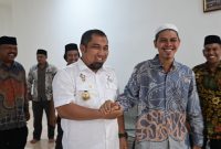 Pj Bupati Aceh Besar Muhammad Iswanto SSTP MM didampingi Kadis Syariat Islam, Drs Rusydi, menyerahkan bantuan uang saku untuk para qari dan qariah Aceh Besar yang tergabung dalam Kafilah MTQ Nasional ke-30 di Samarinda, Kaltim, Kamis (5/9/2024)