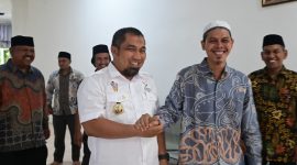 Pj Bupati Aceh Besar Muhammad Iswanto SSTP MM didampingi Kadis Syariat Islam, Drs Rusydi, menyerahkan bantuan uang saku untuk para qari dan qariah Aceh Besar yang tergabung dalam Kafilah MTQ Nasional ke-30 di Samarinda, Kaltim, Kamis (5/9/2024)