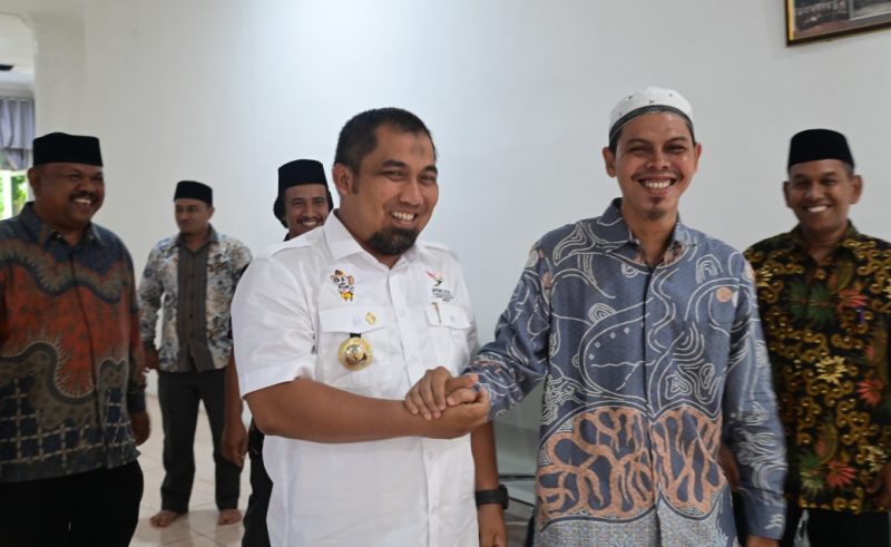Pj Bupati Aceh Besar Muhammad Iswanto SSTP MM didampingi Kadis Syariat Islam, Drs Rusydi, menyerahkan bantuan uang saku untuk para qari dan qariah Aceh Besar yang tergabung dalam Kafilah MTQ Nasional ke-30 di Samarinda, Kaltim, Kamis (5/9/2024)