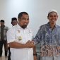 Pj Bupati Aceh Besar Muhammad Iswanto SSTP MM didampingi Kadis Syariat Islam, Drs Rusydi, menyerahkan bantuan uang saku untuk para qari dan qariah Aceh Besar yang tergabung dalam Kafilah MTQ Nasional ke-30 di Samarinda, Kaltim, Kamis (5/9/2024)