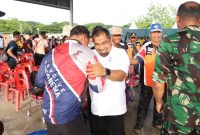 Pj Bupati Aceh Besar Muhammad Iswanto, SSTP, MM. bersendawa dengan atlet PON XXI 2024 Aceh-Sumut, pada acara penyambutan, di Selter Lanud IM di Blang Bintang, Aceh Besar, Jumat (6/9/2024) sore. Foto :Prokopim Pemkab Aceh Besar