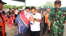 Pj Bupati Aceh Besar Muhammad Iswanto, SSTP, MM. bersendawa dengan atlet PON XXI 2024 Aceh-Sumut, pada acara penyambutan, di Selter Lanud IM di Blang Bintang, Aceh Besar, Jumat (6/9/2024) sore. Foto :Prokopim Pemkab Aceh Besar