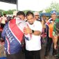 Pj Bupati Aceh Besar Muhammad Iswanto, SSTP, MM. bersendawa dengan atlet PON XXI 2024 Aceh-Sumut, pada acara penyambutan, di Selter Lanud IM di Blang Bintang, Aceh Besar, Jumat (6/9/2024) sore. Foto :Prokopim Pemkab Aceh Besar