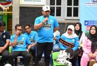 Pj Bupati Aceh Besar Muhammad Iswanto,S.STP, MM bersama Ketua Bunda Pendidikan Anak Usia Dini (PAUD) Aceh Besar Cut Rezki Handayani saat launching syandu dan segarmadu di PAUD Hj Nyak Awan Gampong Lambaro Sabtu (7/9/2024).