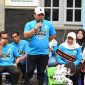 Pj Bupati Aceh Besar Muhammad Iswanto,S.STP, MM bersama Ketua Bunda Pendidikan Anak Usia Dini (PAUD) Aceh Besar Cut Rezki Handayani saat launching syandu dan segarmadu di PAUD Hj Nyak Awan Gampong Lambaro Sabtu (7/9/2024).