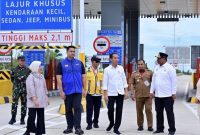 Penjabat (Pj) Bupati Aceh Besar Muhammad Iswanto SSTP MM, menyambut kedatangan Presiden Jokowi bersama Ibu Iriana Jokowi serta para rombongan di titik peresmian JalanTol Sigli-Banda Aceh (Sibanceh) di Pintu Tol Baitussalam, Aceh Besar, Senin (9/9/2024)