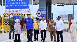 Penjabat (Pj) Bupati Aceh Besar Muhammad Iswanto SSTP MM, menyambut kedatangan Presiden Jokowi bersama Ibu Iriana Jokowi serta para rombongan di titik peresmian JalanTol Sigli-Banda Aceh (Sibanceh) di Pintu Tol Baitussalam, Aceh Besar, Senin (9/9/2024)