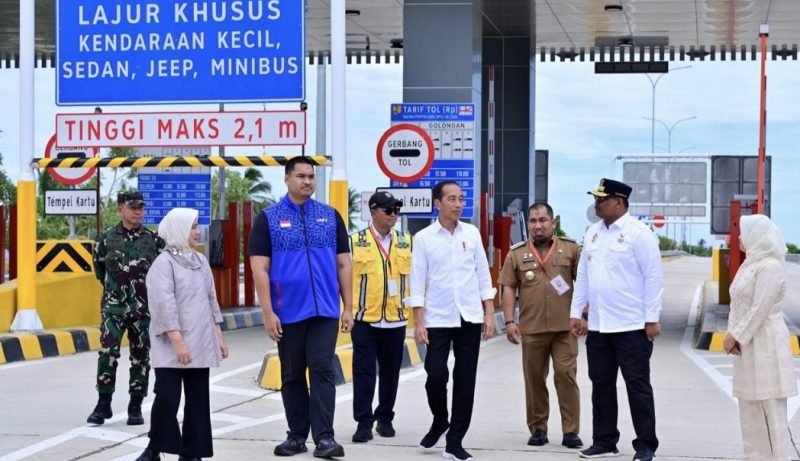 Penjabat (Pj) Bupati Aceh Besar Muhammad Iswanto SSTP MM, menyambut kedatangan Presiden Jokowi bersama Ibu Iriana Jokowi serta para rombongan di titik peresmian JalanTol Sigli-Banda Aceh (Sibanceh) di Pintu Tol Baitussalam, Aceh Besar, Senin (9/9/2024)