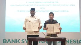 Penjabat Gubernur Aceh, Dr. H. Safrizal ZA, M.Si, bersama Direktur Utama BSI, Heri Gunardi melakukan penandatanganan kerja sama sponsorship antara PT Bank Syariah Indonesia Tbk (BSI) dengan Panitia Besar PON XXI Aceh-Sumut Wilayah Aceh, Selasa (10/9/2024).