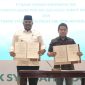 Penjabat Gubernur Aceh, Dr. H. Safrizal ZA, M.Si, bersama Direktur Utama BSI, Heri Gunardi melakukan penandatanganan kerja sama sponsorship antara PT Bank Syariah Indonesia Tbk (BSI) dengan Panitia Besar PON XXI Aceh-Sumut Wilayah Aceh, Selasa (10/9/2024).
