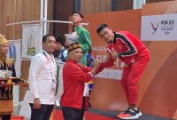 Ketua Umum KONI Aceh, Kamaruddin Abubakar didampingi Ketua Pengprov Muaythai Aceh, Dahlan Djamaluddin mengalungkan medali untuk salah seorang atlet muaythai Aceh seusai Aceh meraih juara umum pada cabor tersebut Selasa, (10/9/2024) Foto :Dok Pengprov Muaythai
