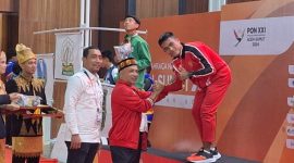 Ketua Umum KONI Aceh, Kamaruddin Abubakar didampingi Ketua Pengprov Muaythai Aceh, Dahlan Djamaluddin mengalungkan medali untuk salah seorang atlet muaythai Aceh seusai Aceh meraih juara umum pada cabor tersebut Selasa, (10/9/2024) Foto :Dok Pengprov Muaythai