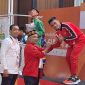 Ketua Umum KONI Aceh, Kamaruddin Abubakar didampingi Ketua Pengprov Muaythai Aceh, Dahlan Djamaluddin mengalungkan medali untuk salah seorang atlet muaythai Aceh seusai Aceh meraih juara umum pada cabor tersebut Selasa, (10/9/2024) Foto :Dok Pengprov Muaythai
