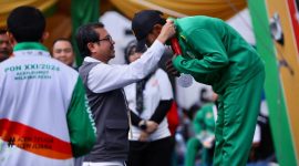 Plh Sekda Aceh Azwardi Menyaksikan final cabor panjat tebing dan memberikan Hadiah/medali kepada pemenang di lokasi stadion Harapan Bangsa, Rabu sore, (11/9/2024)