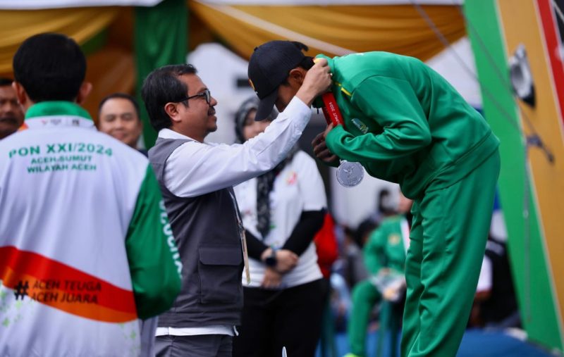Plh Sekda Aceh Azwardi Menyaksikan final cabor panjat tebing dan memberikan Hadiah/medali kepada pemenang di lokasi stadion Harapan Bangsa, Rabu sore, (11/9/2024)