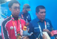 Muhammad Iqbal atlet Selam Kolam dan Ketua POSSI Aceh Muslim Aiyub saat diwawancarai oleh sejumlah media usai pengkalungan medali (Foto: Andika)