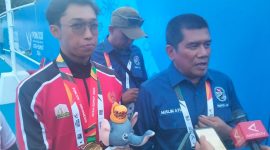Muhammad Iqbal atlet Selam Kolam dan Ketua POSSI Aceh Muslim Aiyub saat diwawancarai oleh sejumlah media usai pengkalungan medali (Foto: Andika)