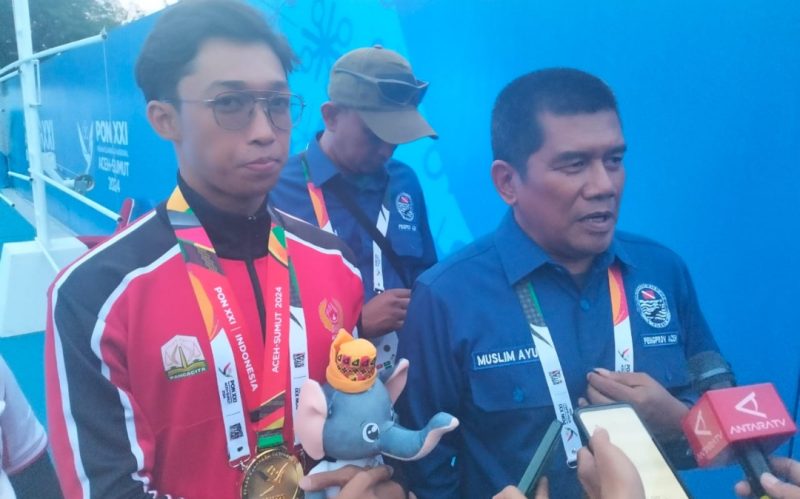 Muhammad Iqbal atlet Selam Kolam dan Ketua POSSI Aceh Muslim Aiyub saat diwawancarai oleh sejumlah media usai pengkalungan medali (Foto: Andika)
