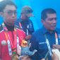 Muhammad Iqbal atlet Selam Kolam dan Ketua POSSI Aceh Muslim Aiyub saat diwawancarai oleh sejumlah media usai pengkalungan medali (Foto: Andika)