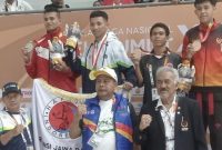 Ketua Hapkido Aceh, Amal Hasan (berdiri tengah depan, rompi biru) melakukan foto, bersama atlet nomor Nak Bop High Jump, usai mengalungkan medali. Di nomor ini atlet Aceh, Hurairah meraih medali perak pada pertandingan yang digelar di GOR KONI Aceh, Banda Aceh, Rabu (11/9/2024).
