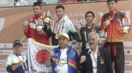 Ketua Hapkido Aceh, Amal Hasan (berdiri tengah depan, rompi biru) melakukan foto, bersama atlet nomor Nak Bop High Jump, usai mengalungkan medali. Di nomor ini atlet Aceh, Hurairah meraih medali perak pada pertandingan yang digelar di GOR KONI Aceh, Banda Aceh, Rabu (11/9/2024).