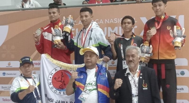 Ketua Hapkido Aceh, Amal Hasan (berdiri tengah depan, rompi biru) melakukan foto, bersama atlet nomor Nak Bop High Jump, usai mengalungkan medali. Di nomor ini atlet Aceh, Hurairah meraih medali perak pada pertandingan yang digelar di GOR KONI Aceh, Banda Aceh, Rabu (11/9/2024).