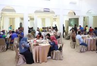 Pj Bupati Aceh Besar Muhammad Iswanto menjamu atlet cabang olahraga Kurash Pekan Olahraga Nasional (PON) XXI Aceh-Sumut 2024 dengan menu “kuah beulangong” di Meuligoe, Jantho (Foto : MC Aceh Besar)