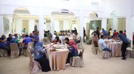 Pj Bupati Aceh Besar Muhammad Iswanto menjamu atlet cabang olahraga Kurash Pekan Olahraga Nasional (PON) XXI Aceh-Sumut 2024 dengan menu “kuah beulangong” di Meuligoe, Jantho (Foto : MC Aceh Besar)