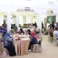 Pj Bupati Aceh Besar Muhammad Iswanto menjamu atlet cabang olahraga Kurash Pekan Olahraga Nasional (PON) XXI Aceh-Sumut 2024 dengan menu “kuah beulangong” di Meuligoe, Jantho (Foto : MC Aceh Besar)