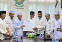 Ketua Umum PAS Aceh Tu Bulqaini Tanjongan, Cagub Aceh Bustami Hamzah dan Cawagub Aceh Syekh Fadhil didampingi oleh jajaran Pengurus PAS Aceh memperlihatkan dokumen pasangan Cagub dan Cawagub Aceh pada kontestasi pilkada 2024 yang berlangsung di Sekretariat Partai Adil Sejahtera (PAS) Aceh Kawasan Lhuengbata Kota Banda Aceh Jumat (13/9/2024).Foto:BANDAPOS