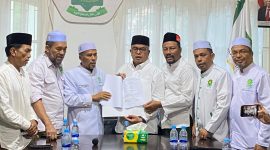 Ketua Umum PAS Aceh Tu Bulqaini Tanjongan, Cagub Aceh Bustami Hamzah dan Cawagub Aceh Syekh Fadhil didampingi oleh jajaran Pengurus PAS Aceh memperlihatkan dokumen pasangan Cagub dan Cawagub Aceh pada kontestasi pilkada 2024 yang berlangsung di Sekretariat Partai Adil Sejahtera (PAS) Aceh Kawasan Lhuengbata Kota Banda Aceh Jumat (13/9/2024).Foto:BANDAPOS