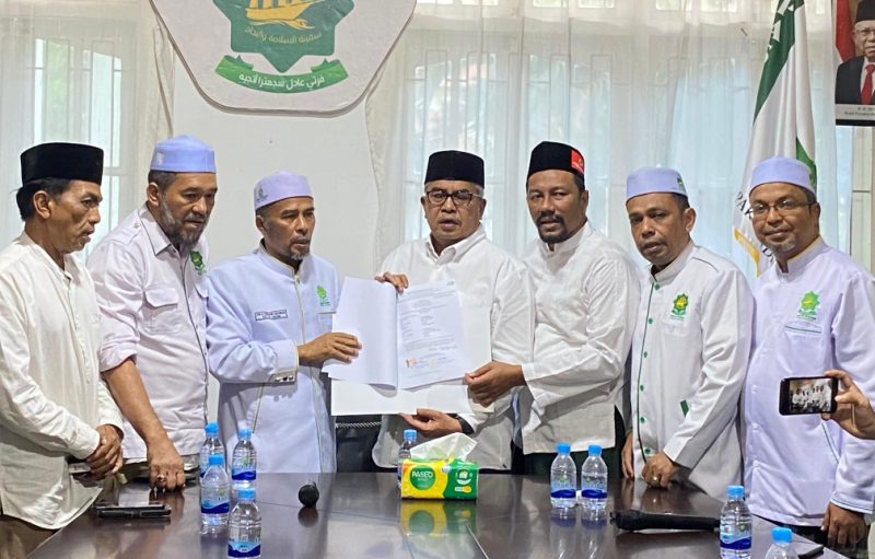 Ketua Umum PAS Aceh Tu Bulqaini Tanjongan, Cagub Aceh Bustami Hamzah dan Cawagub Aceh Syekh Fadhil didampingi oleh jajaran Pengurus PAS Aceh memperlihatkan dokumen pasangan Cagub dan Cawagub Aceh pada kontestasi pilkada 2024 yang berlangsung di Sekretariat Partai Adil Sejahtera (PAS) Aceh Kawasan Lhuengbata Kota Banda Aceh Jumat (13/9/2024).Foto:BANDAPOS