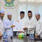 Ketua Umum PAS Aceh Tu Bulqaini Tanjongan, Cagub Aceh Bustami Hamzah dan Cawagub Aceh Syekh Fadhil didampingi oleh jajaran Pengurus PAS Aceh memperlihatkan dokumen pasangan Cagub dan Cawagub Aceh pada kontestasi pilkada 2024 yang berlangsung di Sekretariat Partai Adil Sejahtera (PAS) Aceh Kawasan Lhuengbata Kota Banda Aceh Jumat (13/9/2024).Foto:BANDAPOS