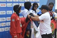Pj Bupati Aceh Besar Muhammad Iswanto S.STP, MM bersama pengurus dayung pusat kalungkan medali pada Pekan Olahraga Nasional (PON) XXI Aceh-Sumut di Waduk Keliling, Kecamatan Kuta Cot Glie, Aceh Besar, Jum'at (13/9/2024) Foto :MC Aceh Besar