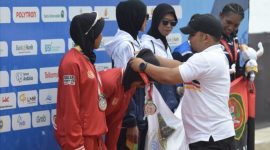 Pj Bupati Aceh Besar Muhammad Iswanto S.STP, MM bersama pengurus dayung pusat kalungkan medali pada Pekan Olahraga Nasional (PON) XXI Aceh-Sumut di Waduk Keliling, Kecamatan Kuta Cot Glie, Aceh Besar, Jum'at (13/9/2024) Foto :MC Aceh Besar