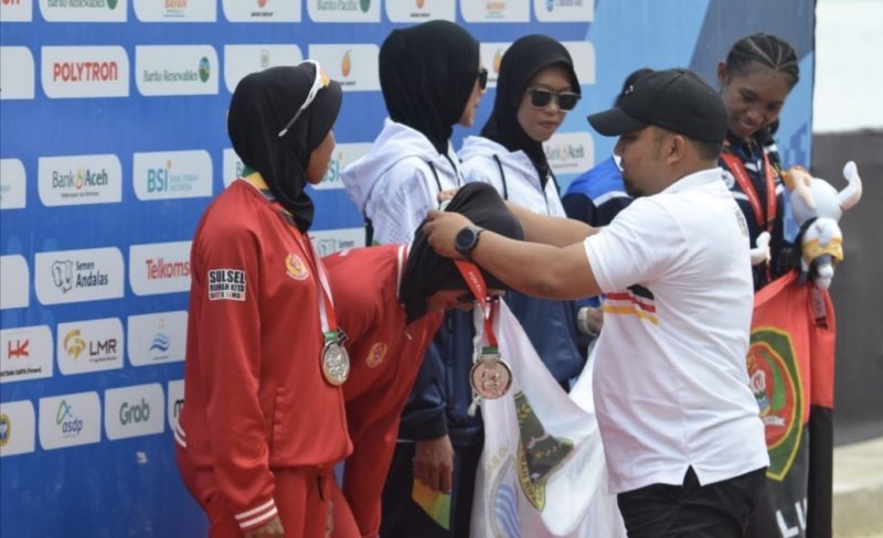 Pj Bupati Aceh Besar Muhammad Iswanto S.STP, MM bersama pengurus dayung pusat kalungkan medali pada Pekan Olahraga Nasional (PON) XXI Aceh-Sumut di Waduk Keliling, Kecamatan Kuta Cot Glie, Aceh Besar, Jum'at (13/9/2024) Foto :MC Aceh Besar