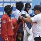Pj Bupati Aceh Besar Muhammad Iswanto S.STP, MM bersama pengurus dayung pusat kalungkan medali pada Pekan Olahraga Nasional (PON) XXI Aceh-Sumut di Waduk Keliling, Kecamatan Kuta Cot Glie, Aceh Besar, Jum'at (13/9/2024) Foto :MC Aceh Besar